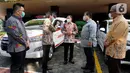 Menkes Terawan Agus Putranto (tengah) berbincang dengan jajaran Direksi PT Toyota Astra Motor (TAM) pada acara penyerahan bantuan untuk penanganan Covid-19 di Jakarta Rabu (20/5/2020). TAM dan SERA juga memberikan bantuan 3 mobil ambulan Kijang Innova dan 48 Toyota Avanza. (Liputan6.com/HO/Ady)