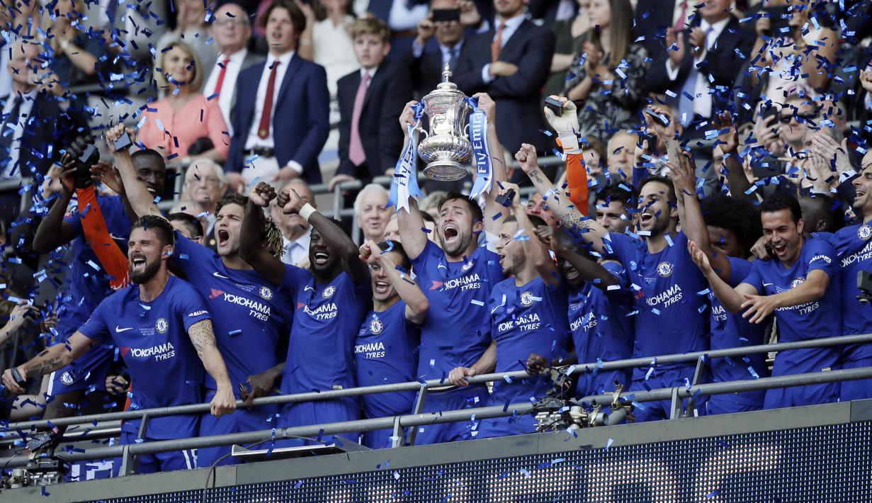 Para pemain Chelsea melakukan selebrasi usai menjuarai  Piala FA 2017-2018 dengan mengalahkan Manchester United di Stadion Wembley, Sabtu (19/5/2018). Chelsea menang 1-0 atas Manchester United. (AP/Tim Ireland)