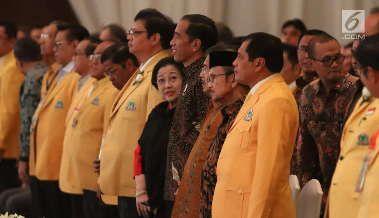 Presiden Jokowi bersama Wakil Presiden Jusuf Kalla, Ketua Umum PDIP Megawati Soekarnoputri dan Ketua Dewan Kehormatan Partai Golkar BJ Habibie menghadiri pembukaan Munaslub Partai Golkar di Jakarta, Senin (18/12). (Liputan6.com/Angga Yuniar)