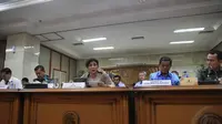 Menteri Kelautan dan Perikanan (KKP), Susi Pudjiastuti menjelaskan perkembangan penangkapan kapal ilegal fishing dan transhipment di Jakarta, Senin (8/12/2014). (Liputan6.com/Herman Zakharia)