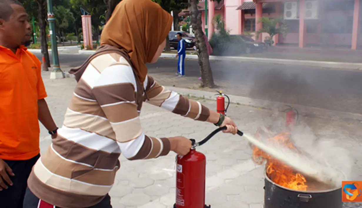 Citizen6, Klaten: Selain itu sebagai petunjuk semua unit kerja di Rumah Sakit dalam melaksanakan tugas dan pekerjaan agar diperoleh satu dasar, satu pengertian dan pemahaman tata cara pelaksanaan yang benar. (Pengirim: Agus Susanto)

