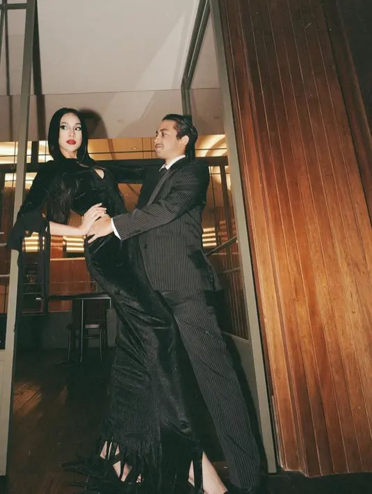 Anya pun tampil dibalut gaun hitam panjang berbahan velvet dengan aksen cut out di bagian dada. Ia memadukannya dengan heels strap hitam. [@anyageraldine]