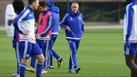 Jose Mourinho saat  memimpin latihan terakhir Chelsea di Cobham, London, Kamis (17/12/2015). Tak lama berselang, Chelsea memutuskan memecat Mou. (Daily Mail)