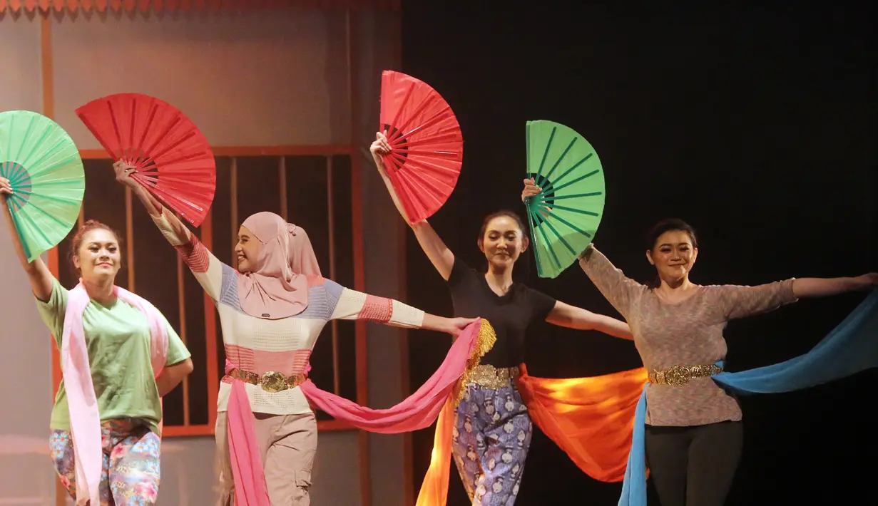 <p>Dalam hal ini khususnya kebudayaan Betawi dengan bentuk seni pertunjukan dan pertunjukan teater. &ldquo;Kami harap pementasan dari gambang kromong ini dapat menjadi sajian yang menghibur dan menambah wawasan para penikmat seni,&rdquo; pungkas Renita. [Foto: Bambang E Ros/Fimela.com]</p>