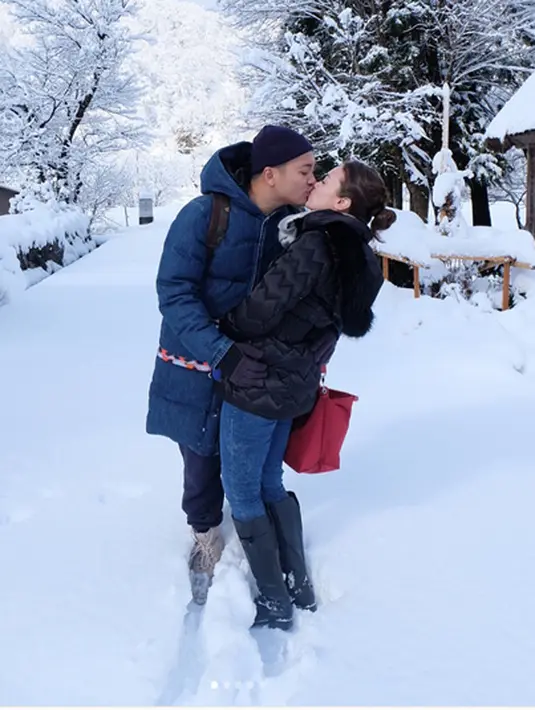 "Kita berdua sih mau berusaha dulu. Kalau memang udah nggak ada opsi lain, ya why not. Paling nanti liburan lagi. Ya memang belum dikasih saja ya. Tunggu aja, disyukuri apa yang ada tetap hepi dan aktif berusaha," terangnya. (Instagram/riantic)