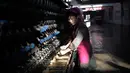 Seorang pekerja wanita memilah kepompong ulat sutra di Kim Jong Suk Silk Mill, Pyongyang, Korea Utara (6/1). Pabrik ini mampu menghasilkan benang sutra sebanyak 200 ton. (AP Photo/Wong Maye-E)