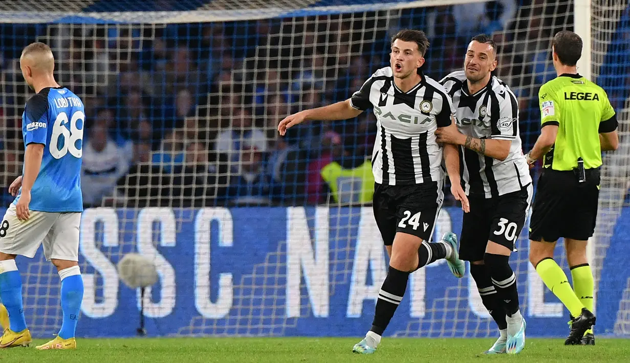 Pemain Udinese, Lazar Samardzic (tengah) melakukan selebrasi bersama rekannya setelah mencetak gol kedua timnya ke gawang Napoli pada laga lanjutan Liga Italia 2022/2023 di Diego Maradona Stadium, Napoli, 12 November 2022. Samardzic tampil menawan bersama Udinese pada musim 2022/2023. Pria berkebangsaan Serbia tersebut tercatat berhasil mencetak lima gol dan empat assist dari 39 penampilan di semua kompetisi. Sang pemain dikabarkan juga tengah dilirik oleh AC Milan untuk menggantikan Sandro Tonali. (AFP/Tiziana Fabi)
