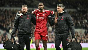 Penyerang Liverpool, Alexander Isak, mengalami cedera saat timnya menang 2-1 atas Tottenham Hotspur pada laga pekan ke-17 Premier League di Tottenham Hotspur Stadium, Minggu (21/12/2025) dini hari WIB. (AFP/Justin Tallis)