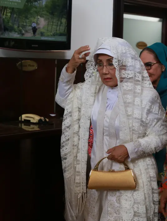 Pernikahan Nani Wijaya dan Ajip Rosidi telah berlangsung kemarin, Minggu (16/4/2017), bertempat di Masjid Agung Kasepuhan Cirebon, Jawa Barat, pukul 09.30 WIB. (Adrian Putra/Bintang.com)