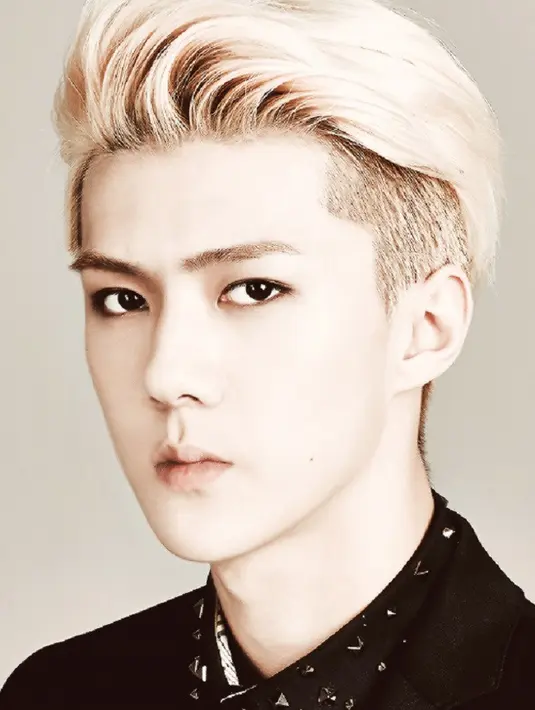 Sehun EXO memang punya wajah yang tampan. Akan tetapi saat ia mewarnai rambutnya dengan warna blonder, Sehun terlihat begitu menawan. (Foto: soompi.com)