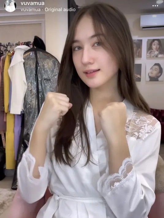 Vuva pun mengunggah potret Laura sebelum dimakeup, dan wajahnya pun tetap glowing tak beda jauh ketika setelah dimakeup. @vuvamua