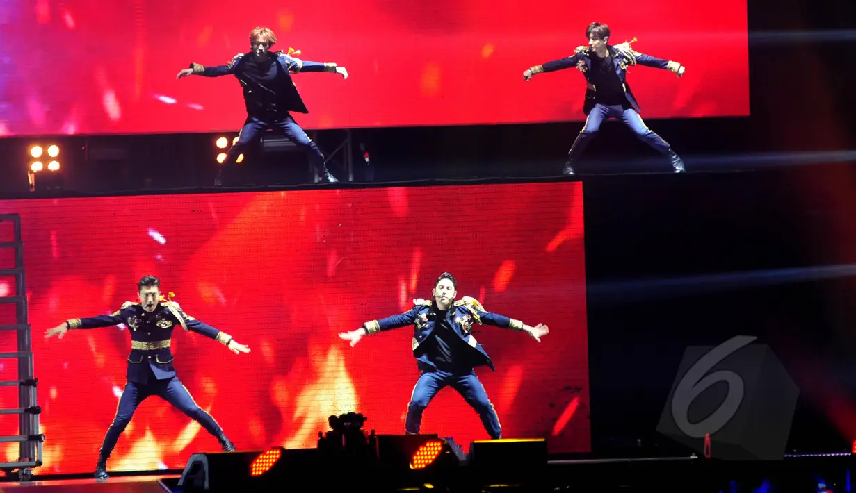 Para member Super Junior sukses menggebrak panggung di hadapan kurang lebih 8 ribu penonton dalam konser 'Super Show 6' di Indonesia Convention Exhibition (ICE), BSD, Tangerang, Minggu (3/5/2015). (Liputan6.com/Faisal R Syam)