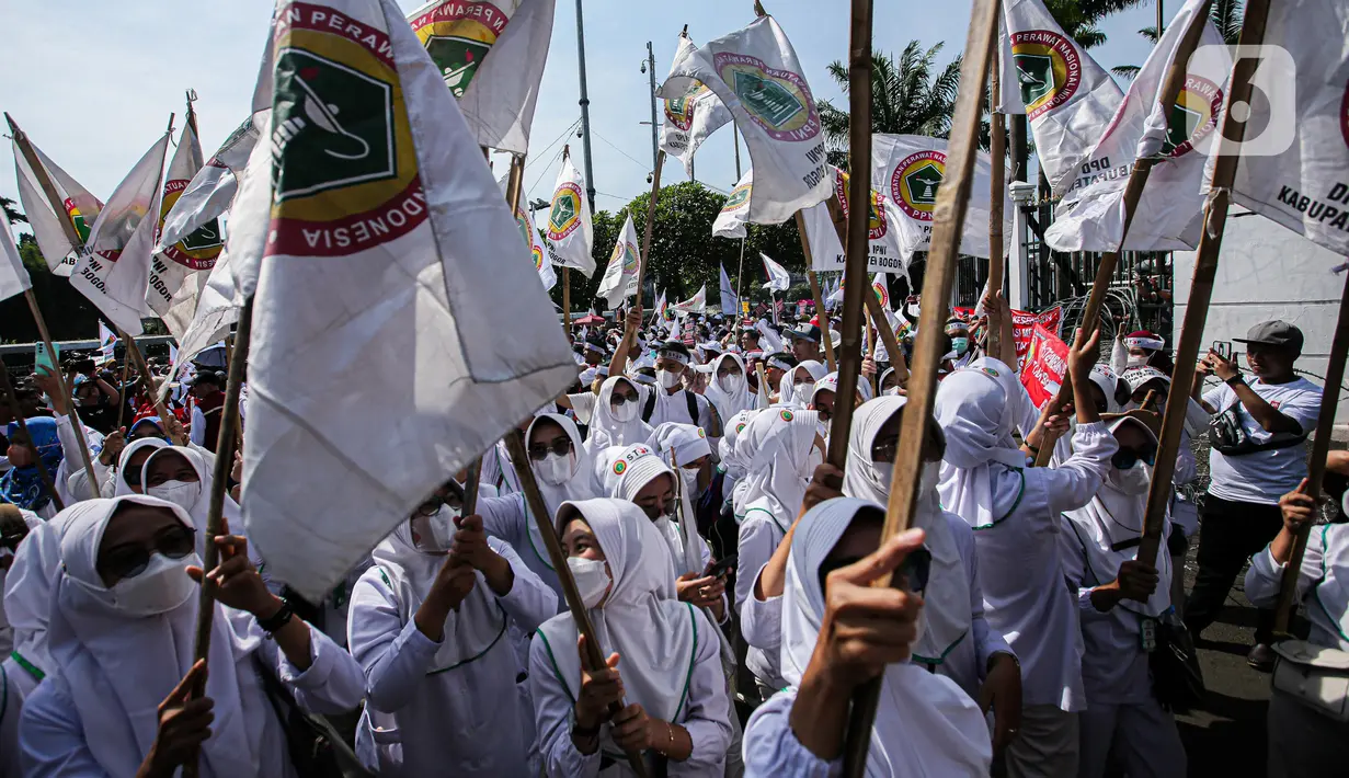 Mereka membawa tuntutan bertajuk Aksi Selamatkan Kesehatan Rakyat Indonesia di depan Gedung DPR RI. (Liputan6.com/Faizal Fanani)