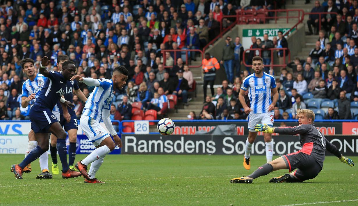 Gelandang Tottenham Hotspur, Moussa Sissoko (2kiri) ikut mencetak satu gol untuk kemenangan timnya atas Huddersfield Town pada pekan ketujuh Premier League di John Smith's stadium, Huddersfield, (30/9/2017). Tottenham menang 4-0. (AFP/Lindsey Parnaby)