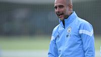 Pelatih Manchester City, Pep Guardiola bereaksi saat memimpin sesi latihan di City Football Academy, di Manchester, Inggris (5/9/2022). Manchester City akan bertanding melawan Sevilla pada Grup G Liga Champions di Estadio R. Sanchez Pizjuan. (AFP/Oli Scarff)