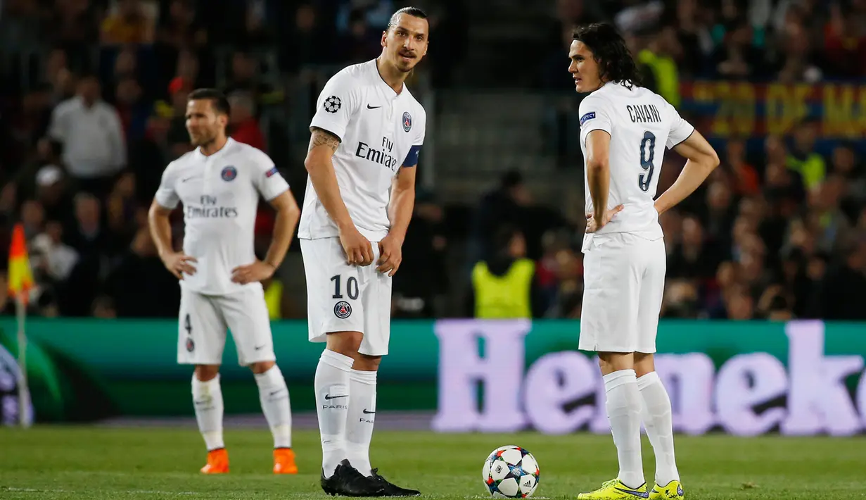 Penyerang PSG, Zlatan Ibrahimovic (tengah) terlihat sedih usai timnya dikalahkan Barcelona di leg kedua 8 besar Liga Champions di Stadion Nou Camp, Spanyol, Rabu (22/4/2015). Barcelona menang 2-0 atas Paris Saint Germain.  (Reuters/Paul Hanna)