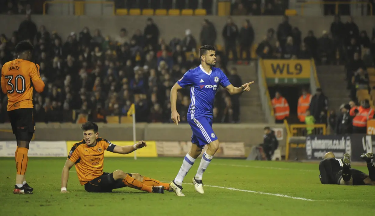 Aksi pemain Chelsea, Diego Costa ((2kanan) saat mencetak gol ke gawang Wolverhampton Wanderers pada putaran kelima Piala FA di Molineux stadium, Wolverhampton, (18/2/2017). Chelsea menang 2-0. (AP/Rui Vieira)