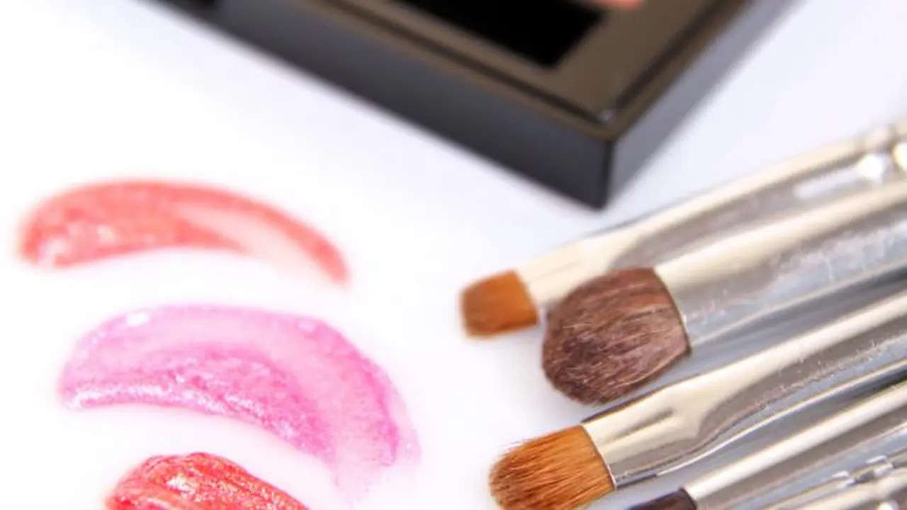Telur Rebus Ternyata Bisa Mengaplikasikan Makeup. Penasaran?