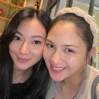 Wajah Jessica Mila pun terlihat natural tanpa mengenakan riasan wajah. Dengan rambut yang diikat belakang menggunakan bando coklat. &nbsp;[@asmirandah89]