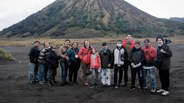 6 Potret Seru Liburan Donna Agnesia dan dan Darius Sinathrya di Bromo
