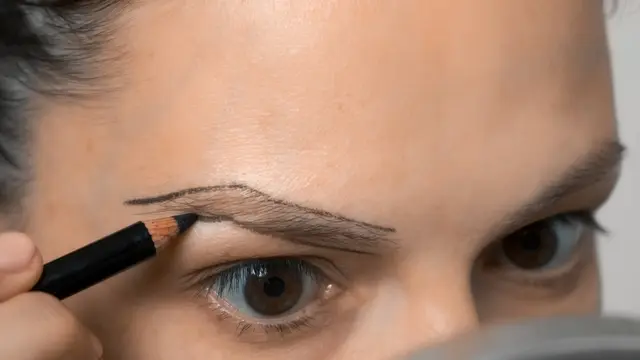 4 Kesalahan Menggambar Alis yang Bikin Wajah Terlihat Tua, Jangan Sampai Melakukannya