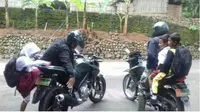 Gara-Gara Jembatan Putus, 2 Tentara Jadi Tukang Ojek Dadakan