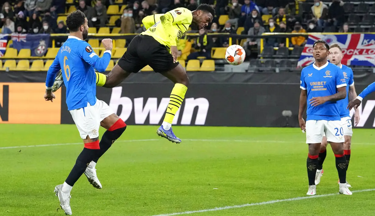 Pemain Borussia Dortmund Dan-Axel Zagadou menyundul bola ke gawang saat melawan Rangers pada pertandingan sepak bola Liga Europa di Dortmund, Jerman, 17 Februari 2022. Borussia Dortmund kalah 2-4. (AP Photo/Martin Meissner)