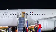 Presiden Prancis Emmanuel Macron didampingi istrinya, Brigitte Macron tiba di Indonesia dalam rangka kunjungan kenegaraan, Selasa (27/5/2025). (Liputan6.com/Lizsa Egeham)