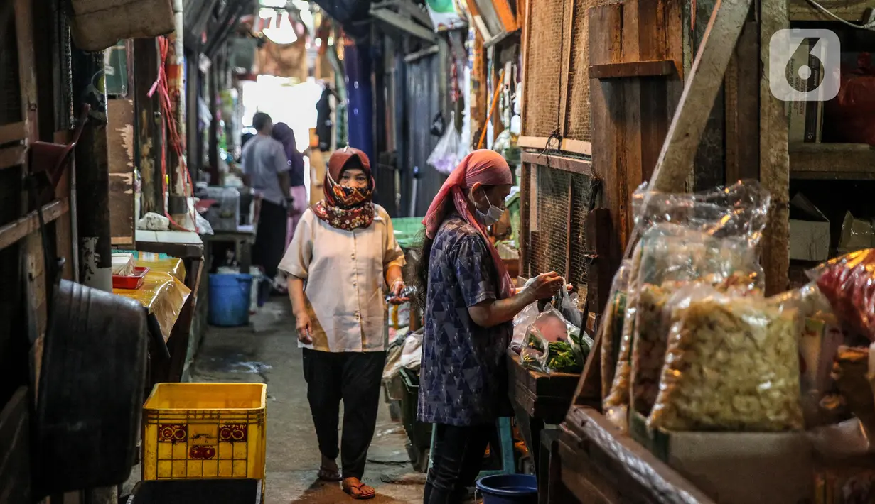 Aktivitas pedagang dan konsumen di Pasar Tradisonal Cempaka Putih, Jakarta, Kamis (11/6/2020). Pengelola pasar tradisional diwajibkan melaksanakan protokol kesehatan salah satunya dengan pembatasan jumlah konsumen hanya 50 persen kapasitas. (Liputan6.com/Faizal Fanani)