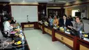Ketua KPK, Agus Rahardjo (ketiga kanan) bersama pimpinan KPK bersiap melakukan rapat dengan Jaksa Agung, HM Prasetyo (kiri) di gedung Kejaksaan Agung di Jakarta, Selasa (5/1/2016). Rapat berlangsung tertutup. (Liputan6.com/Helmi Fithriansyah)