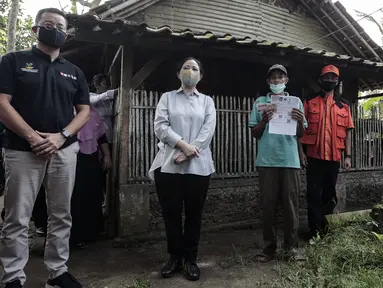 Ketua DPR RI Puan Maharani (kedua kiri) didampingi Menko PMK Muhadjir Effendy (kanan) dan Menteri Sosial Juliari Batubara (kiri) saat menyerahkan langsung Bantuan Sosial Tunai (BST) kepada warga di Desa Cikande, Kecamatan Jayanti, Kabupaten Tangerang, Selasa (23/6/2020). (Liputan6.com/Johan Tallo)