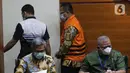 KaSubdirektorat Kerjasama dan Dukungan Pemeriksaan Dirjen Pajak, Dadan Ramdani (ketiga kiri)  usai rilis penahanan di Gedung KPK, Jakarta, Jumat (13/8/2021). Dadan Ramdani tersangka dugaan penerimaan hadiah atau janji terkait pemeriksaan perpajakan tahun 2016-2017. (Liputan6.com/Helmi Fithriansyah)