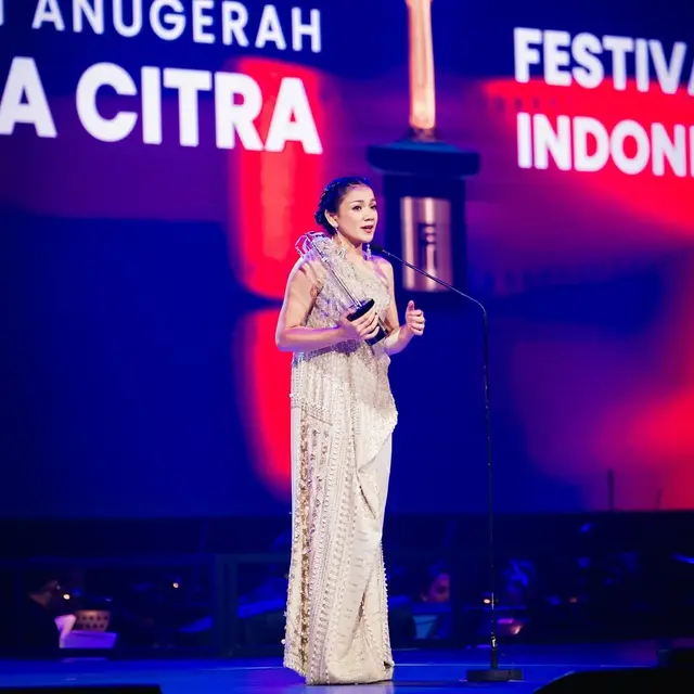 5 Potret Nirina Zubir dengan Gaun Elegan Sentuhan Ulos saat Terima Penghargaan Pemeran Utama Perempuan Terbaik di FFI 2024