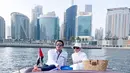 Terbaru, Syahrini dan suaminya terlihat mengelilingi kota Dubai dengan naik kapal berdua. [instagram/princessyahrini]