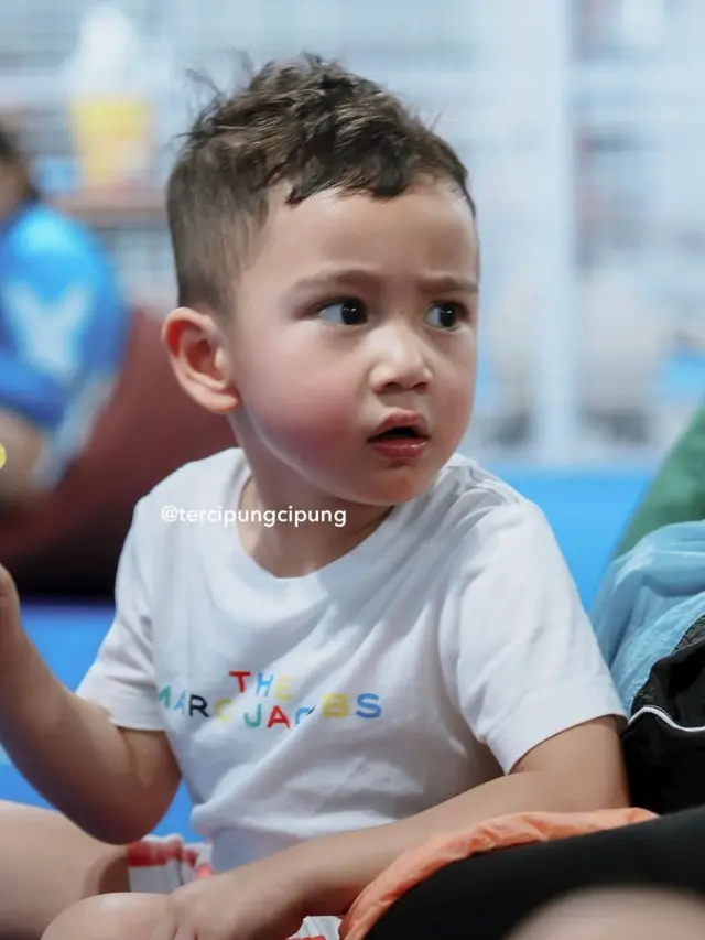 Potret Gemas Rayyanza dengan Lolipop di Tangan (credit: https://www.instagram.com/tercipungcipung/)
