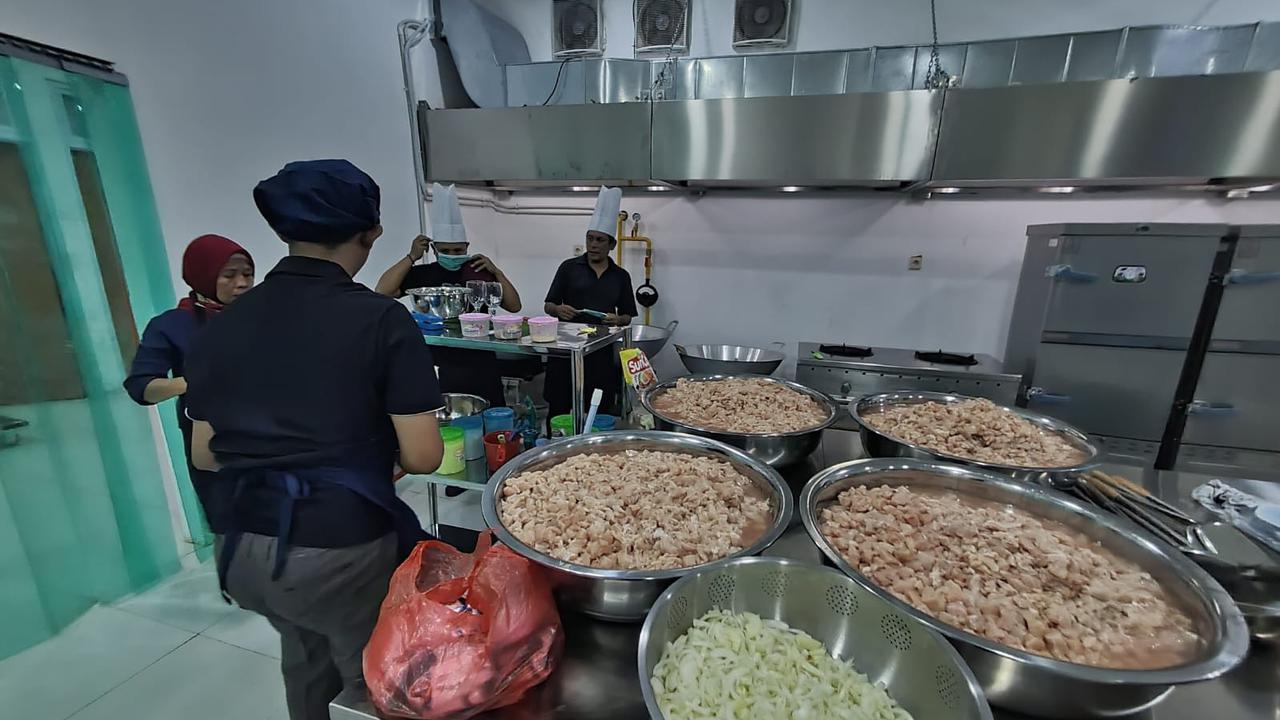 Sejumlah petugas sedang menyiapkan bahan makanan bergizi gratis (MBG) di SPPG Tapos, Depok, Jawa Barat.