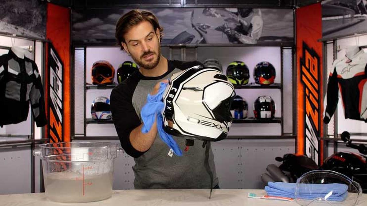 Helm harus dibersihkan dalam waktu periodik yang jelas