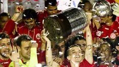 Bintang Internacional Andres D'Alessandro mengangkat trofi Piala Libertadores setelah di mengalahkan Chivas de Guadalajara 3-2, agregat 5-3, di Porto Alegre, 18 Agustus 2010. AFP PHOTO/ANTONIO SCORZA