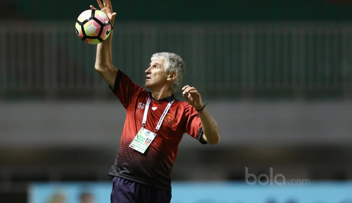 Ivan Kolev mampu mengangkat perfoma PS TNI dan bersaing memperebutkan peringkat kelima dengan persija Jakarta, nilai keduanya pun sama yakni 18. (Bola.com/Nicklas Hanoatubun)