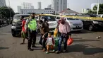 Penumpang yang terjaring razia travel gelap Ditlantas Polda Metro Jaya dipulangkan ke daerah asalnya, Jakarta, Kamis (29/4/2021). Sebanyak 115 kendaraan travel gelap diamankan karena diduga kuat mengangkut pemudik di tengah masa pengetatan larangan mudik 2021. (Liputan6.com/Faizal Fanani)