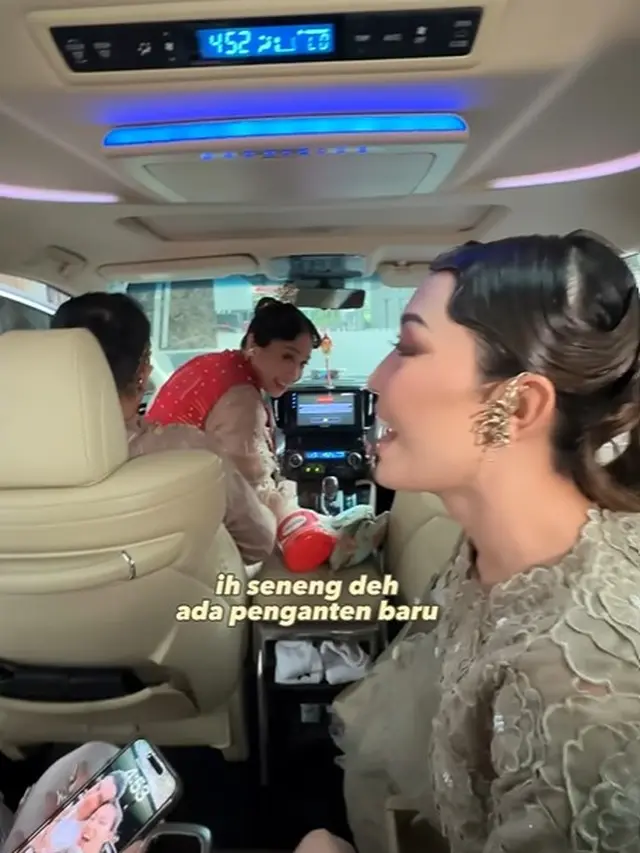 Raffi Ahmad pangku Nagita Slavina (Instagram/mrsayudewi)