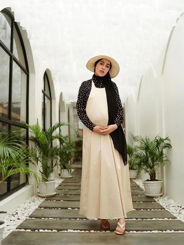 Usia Kehamilan 8 Bulan, Ini 6 Potret Aghnia Punjabi Pamer Baby Bump