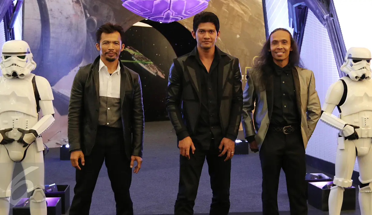 Iko Uwais, Yayan Ruhian dan Cecep Arif Rahman jelang premier film Star Wars The Force Awakens di XXI Senayan City, Jakarta, Selasa (15/12/2015). Tiga aktor Indonesia tersebut ikut memerankan  film seri Star Wars yang ke-7. (Liputan6.com/Angga Yuniar)