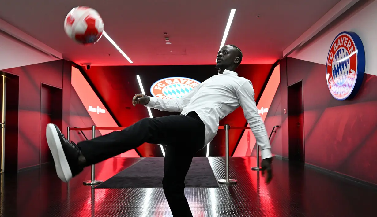 CEO Bayern Munchen, Oliver Kahn menyebut bahwa Sadio Mane akan menjadi aset berharga untuk timnya. Presiden Bayern, Herbert Hainer juga menambahkan bahwa kedatangan pria 30 tahun tersebut akan mengangkat pamor Bundesliga di kancah global. (AFP/Christof Stache)