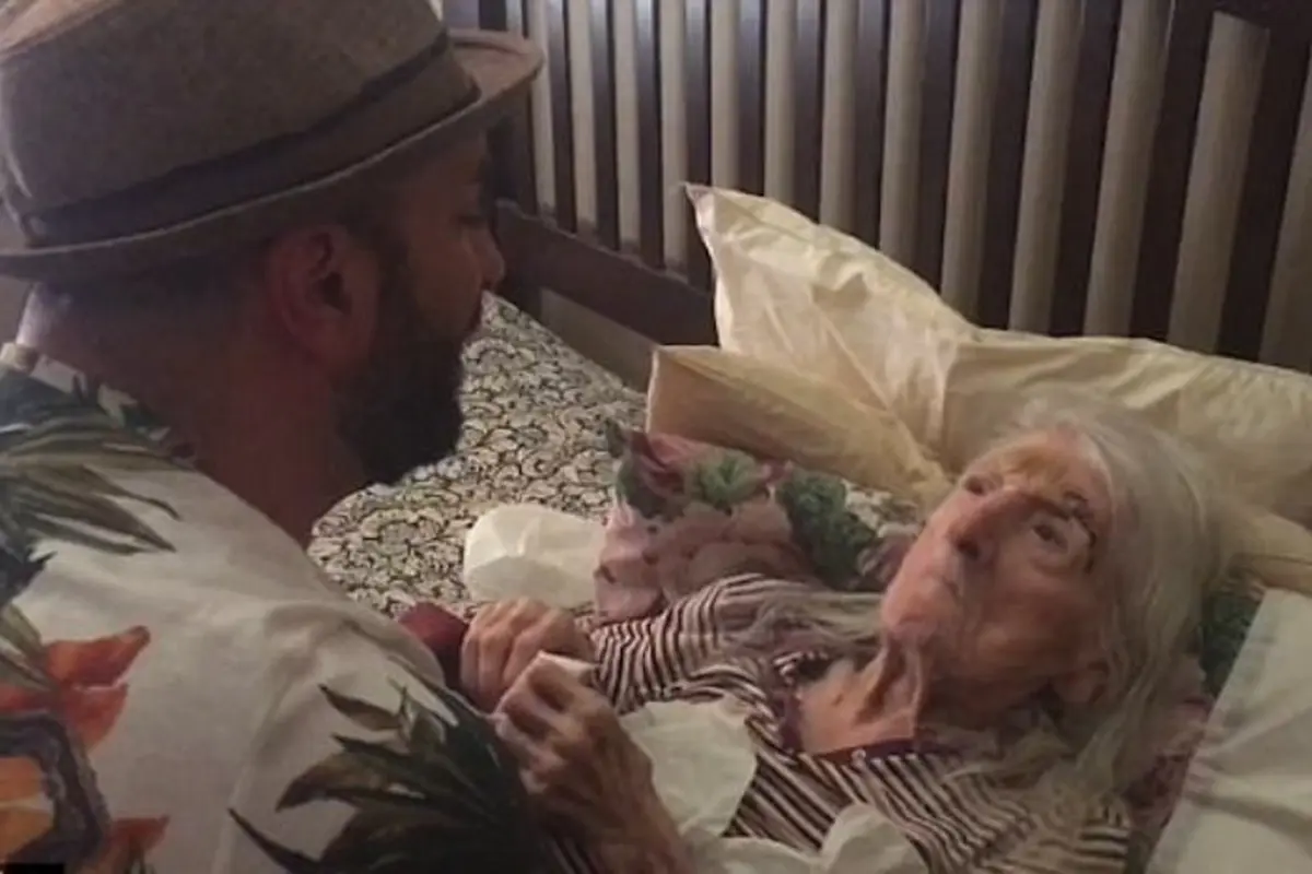 Berikan Kejutan, Cucu Buat Nenek Menangis Haru