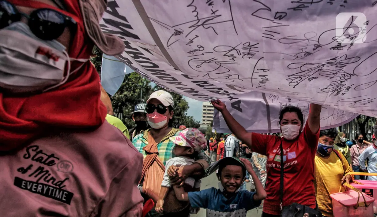 Massa F-MRM saat aksi mengecam polusi debu batu bara di Balai Kota, Jakarta Pusat, Senin (28/3/2022). Massa menuntut Gubernur DKI Jakarta Anies Baswedan segera mengatasi permasalahan polusi debu batu bara yang telah mengancam kesehatan dan keselamatan warga Marunda. (merdeka.com/Iqbal S. Nugroho)