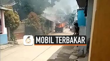 Mobil minibus yang dipakai untuk berjualan tahu bulat terbakar di Kampung Cibadak Kaum, Cibadak, Ciampea, Bogor, Jawa Barat. Peristiwa tersebut terjadi pada Selasa (26/11/2019) siang.