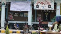 Tempat makan cepat saji yang ditutup oleh Taliban di provinsi Herat, barat laut Afghanistan, Senin, 10 April 2023. Taliban telah melarang keluarga dan perempuan untuk mengunjungi restoran yang memiliki taman atau ruang terbuka hijau di provinsi Herat, kata seorang pejabat pada hari Senin. (AP Photo/Omid Haqjoo)