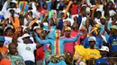 Sejumlah suporter Republik Demokratik Kongo bersorak mendukung timya sebelum pertandingan Togo melawan DR Kongo pada grup C Piala Afrika 2017 di Port-Gentil pada 24 Januari 2017. (AFP Photo/Justin Tallis)