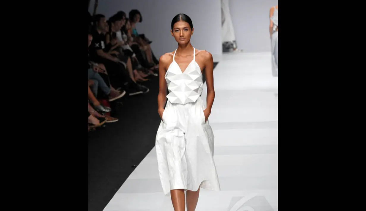 Karya label F Budi menjadi salah satu pengisi hari pertama Jakarta Fashion Week 2015, Sabtu (1/11/2014). (Liputan6.com/Panji Diksana)